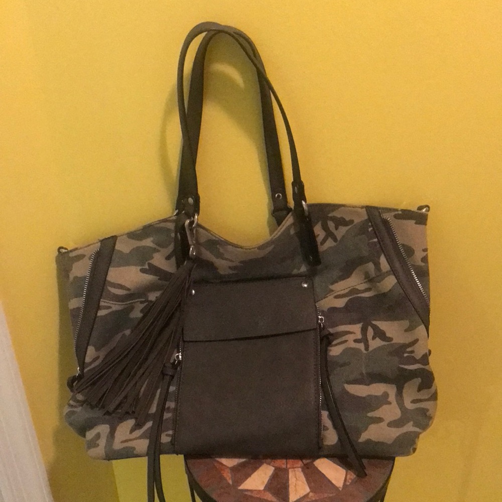 Black Rivet large camouflage bag with large front pocket